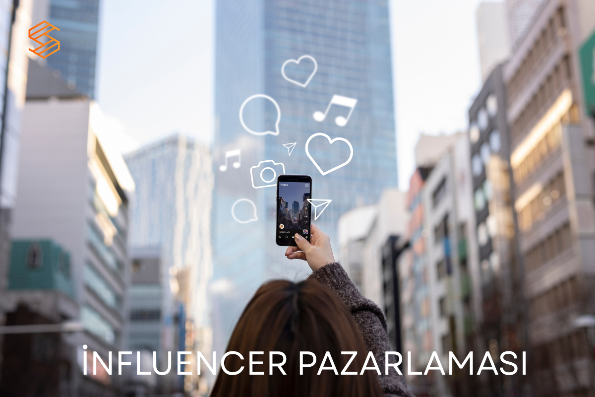 Bir kadın, şehir ortamında telefonla Instagram Reels çekerken influencer pazarlamasını temsil eden ikonlar